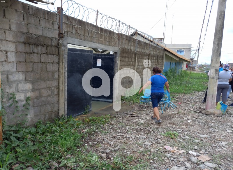 GYE-ESCUELA-MAL-ESTADO