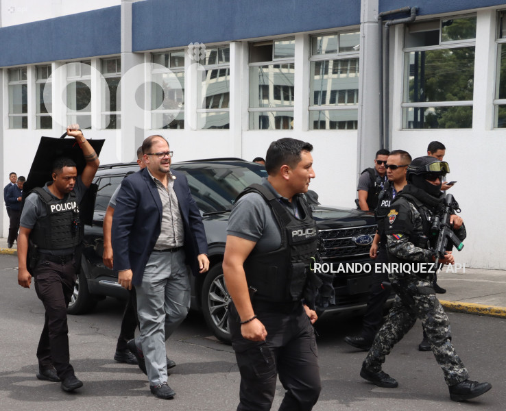 MINISTRO REINBERG EN HOSPITAL POLICIA