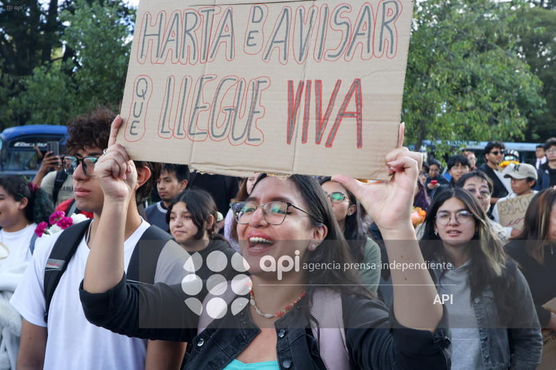 UIO PLANTÓN POR NATHALY MAFLA Y MONIKA SILVA