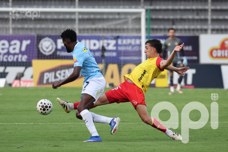 Papá Aucas aprieta a Chatoleí en la tabla