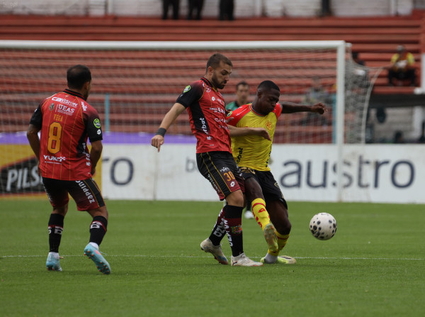 Papá Aucas trepa a escolta y expreso se para