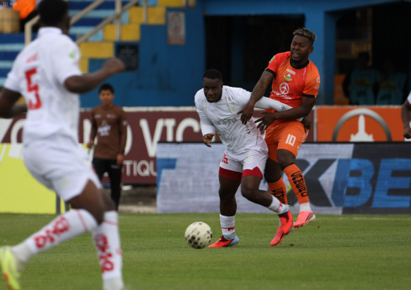 Libertad gana 1-0 en agonía a Técnico Universitario