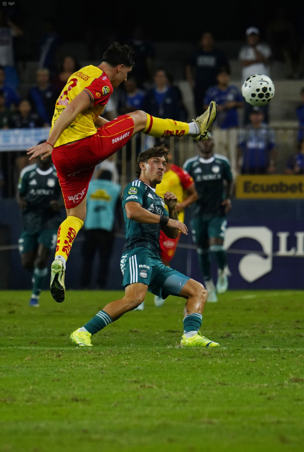 Aucas acomoda 2-0 a Emelec en Guayaquil