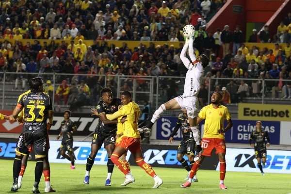 Aucas escolta a IDV y el canario casi copero