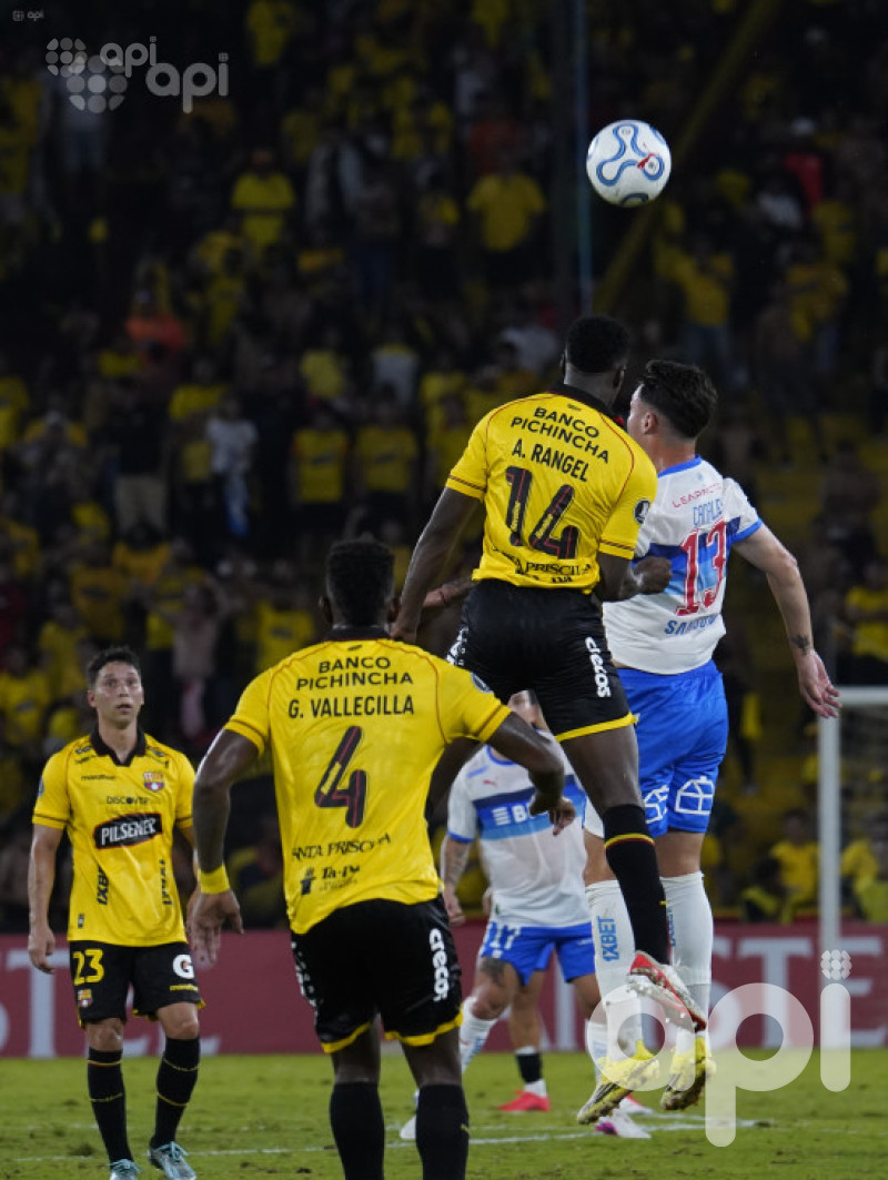 U. Católica de Chile despide 2-0 a Barcelona